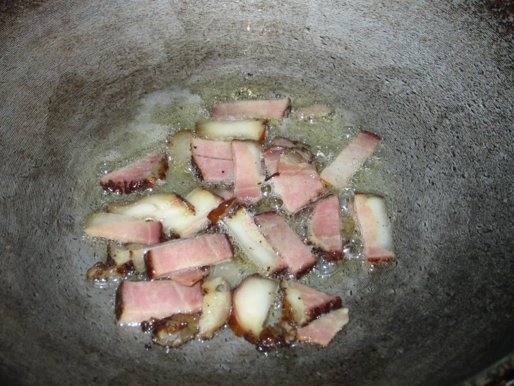 腊肉炒葱叶步骤4