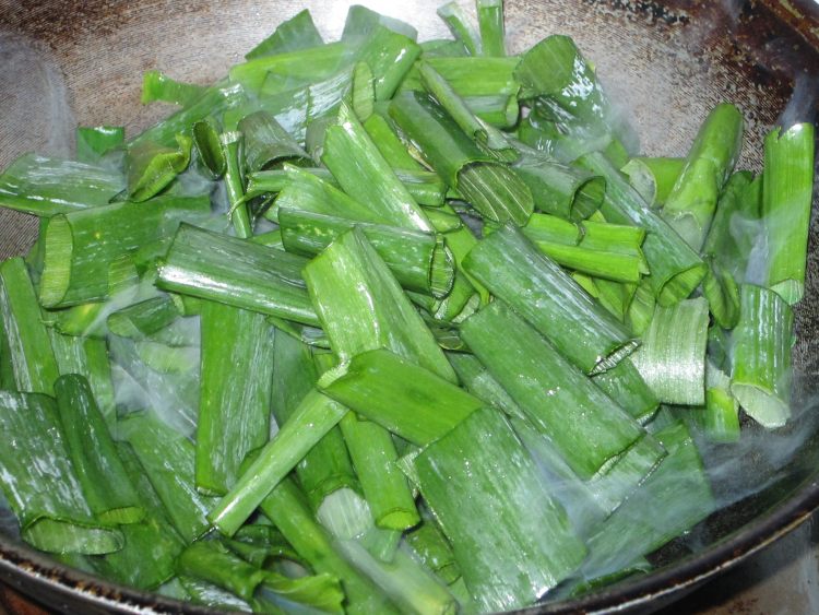 腊肉炒葱叶步骤5