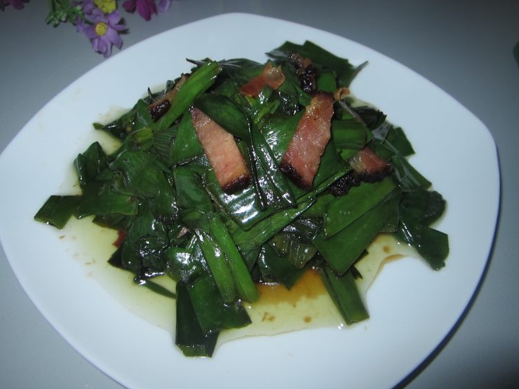 腊肉炒葱叶步骤9