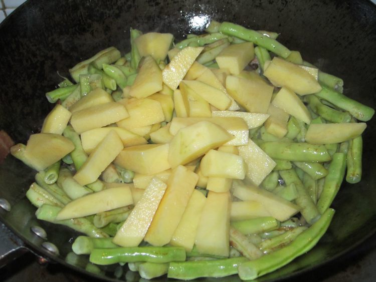 腊肉炒土豆芸豆步骤7