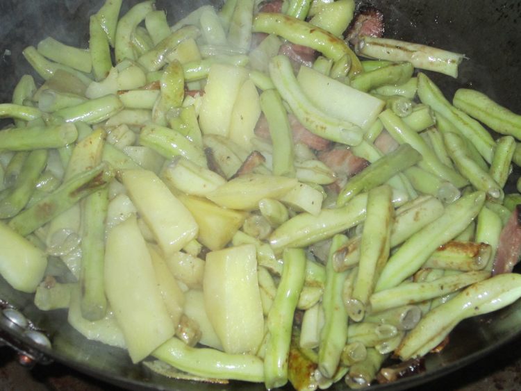 腊肉炒土豆芸豆步骤9