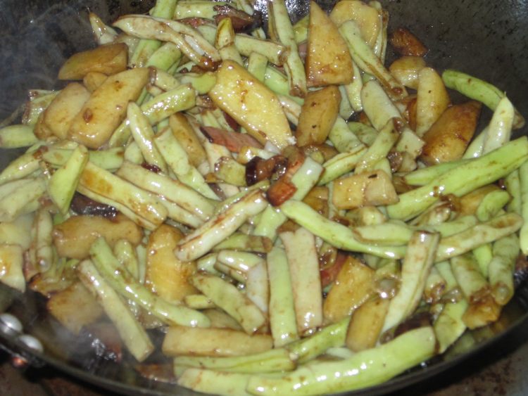 腊肉炒土豆芸豆步骤10
