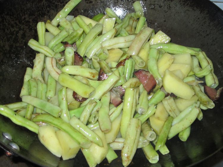 腊肉炒土豆芸豆步骤8