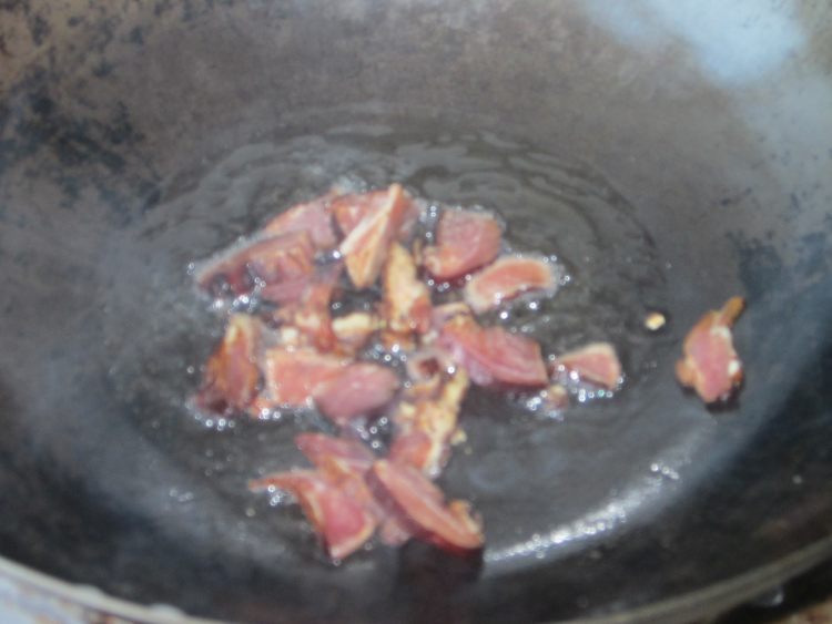 腊肉炒白菜步骤3