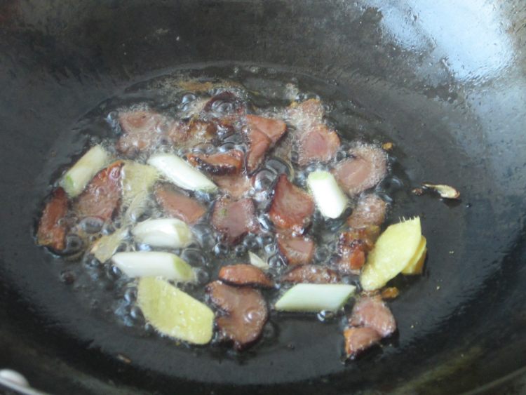 腊肉炒白菜步骤4