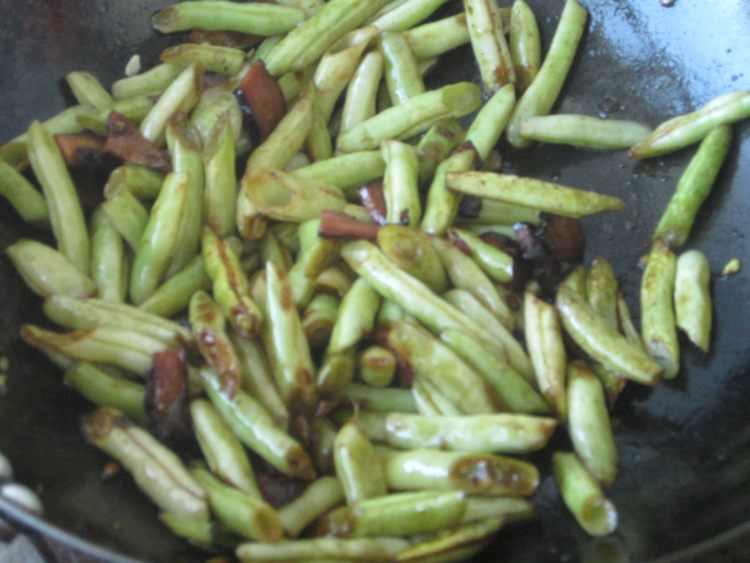 腊肉炒四季豆步骤9