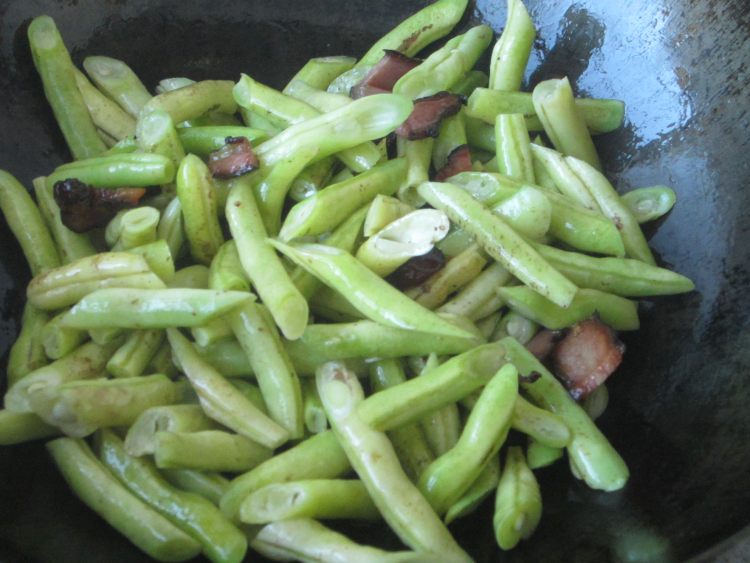 腊肉炒四季豆步骤7