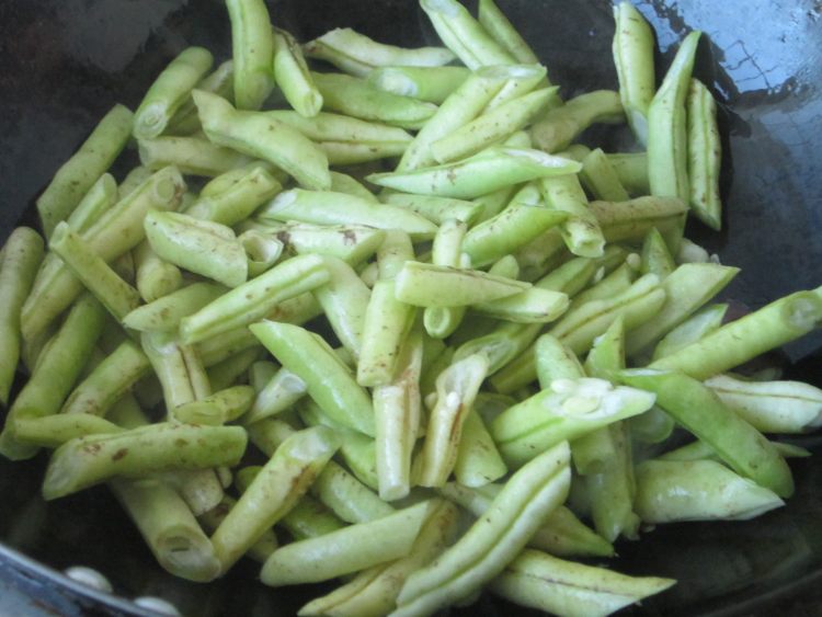 腊肉炒四季豆步骤6