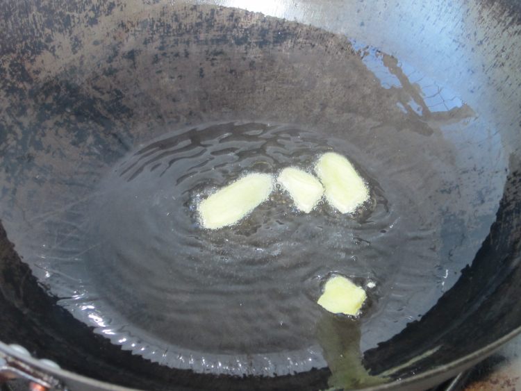 腊肉炒四季豆步骤4