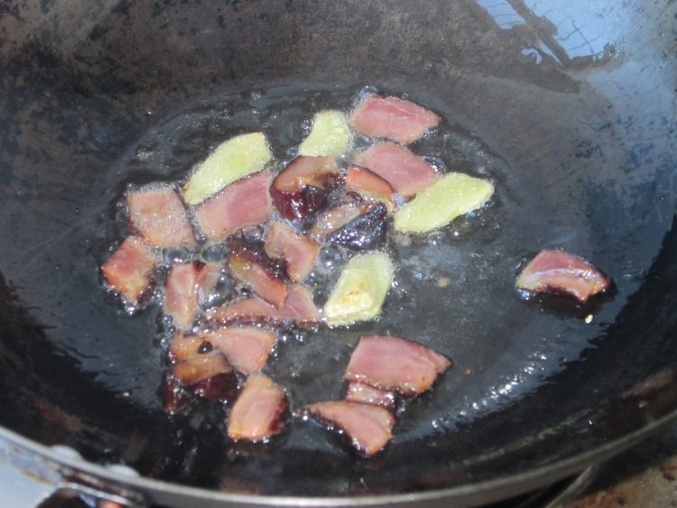 腊肉炒四季豆步骤5