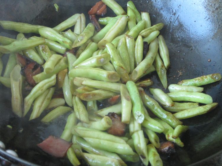 腊肉炒四季豆步骤8