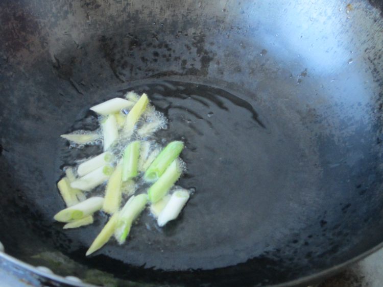 腊肉炒面步骤3