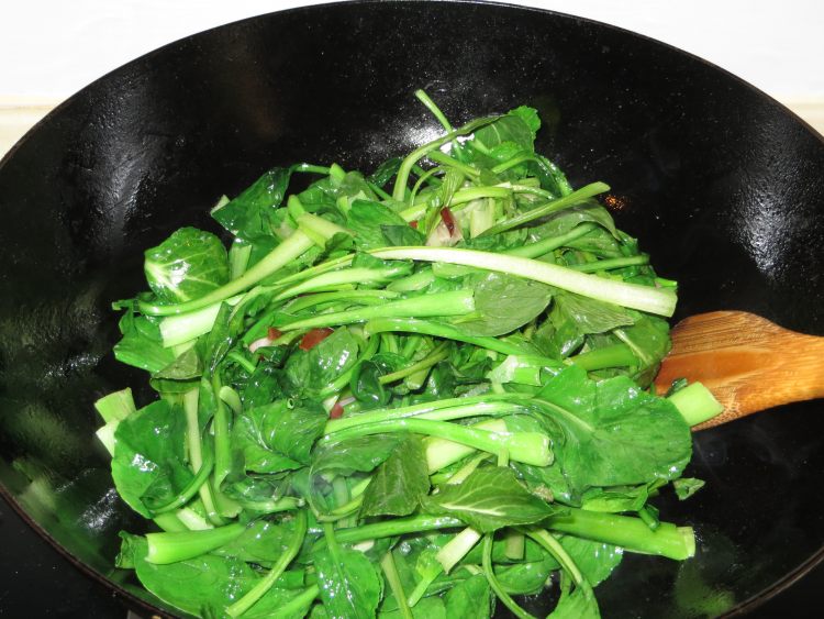 腊肉炒油菜步骤4