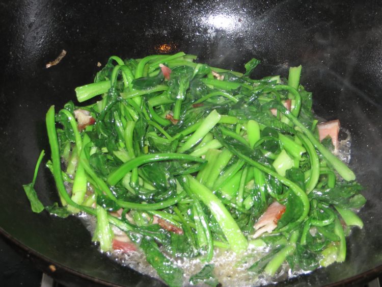 腊肉炒油菜步骤6