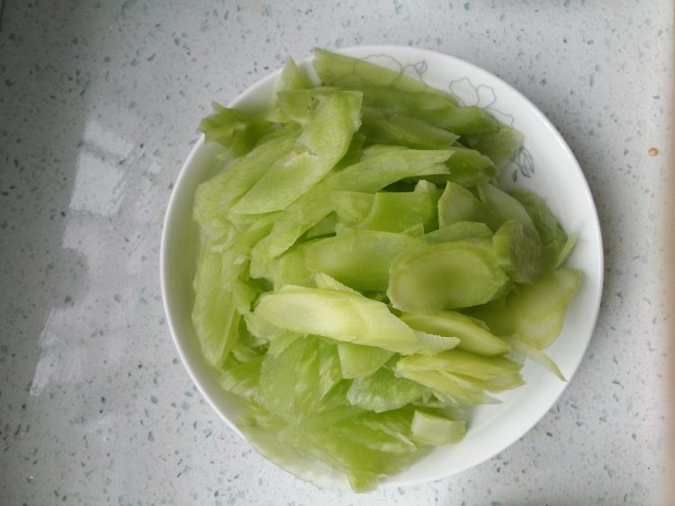 清炒莴苣腊肉片步骤1
