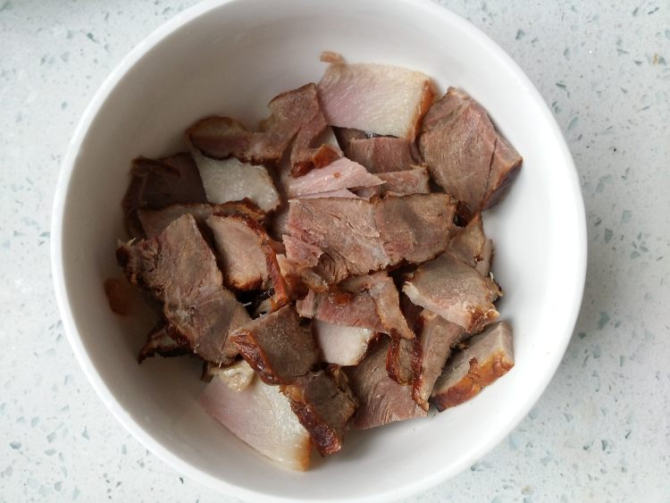 清炒莴苣腊肉片步骤2