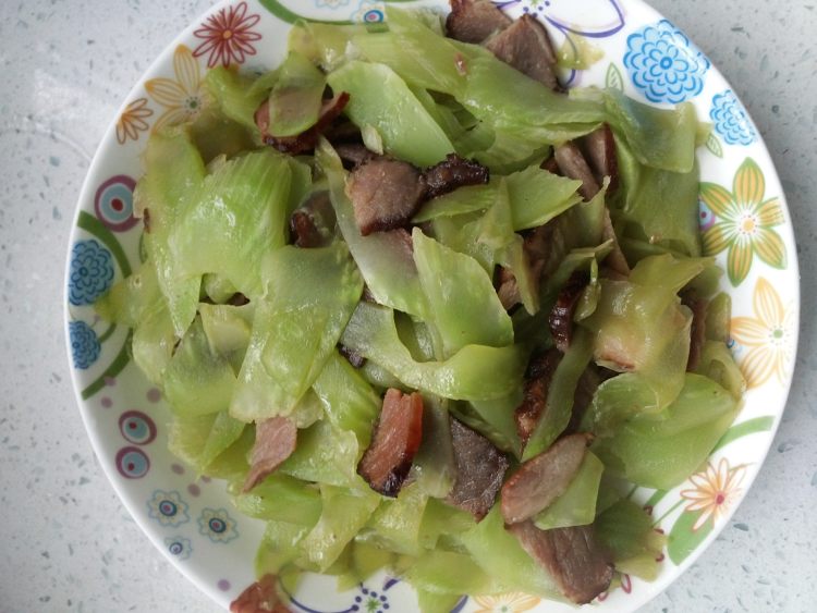 清炒莴苣腊肉片步骤7