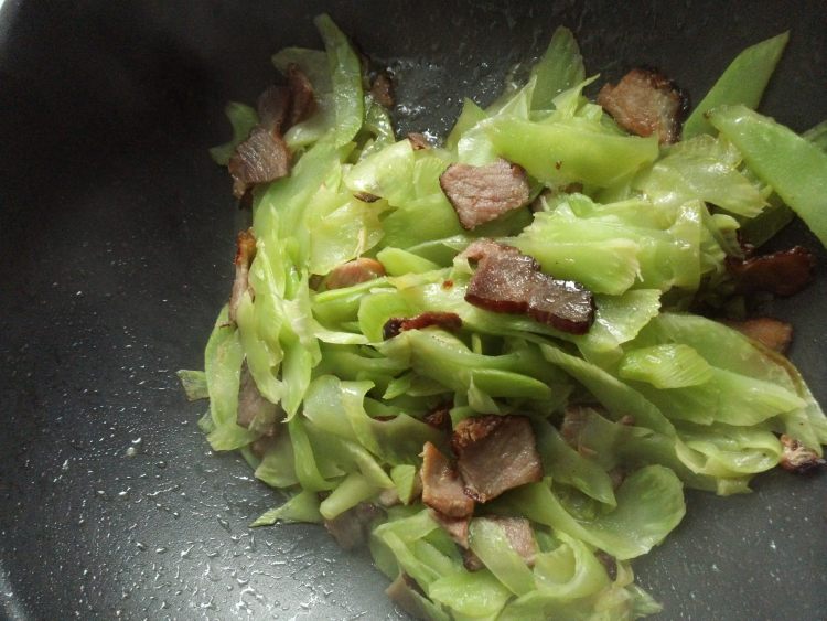 清炒莴苣腊肉片步骤6