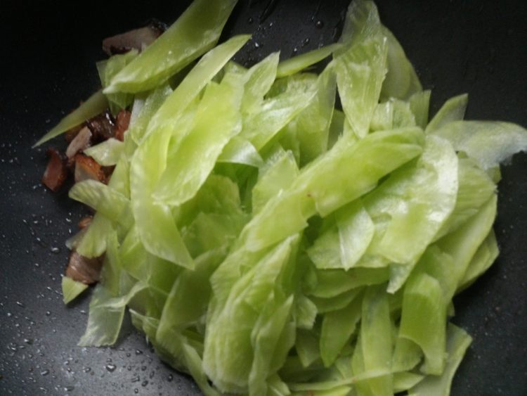 清炒莴苣腊肉片步骤5