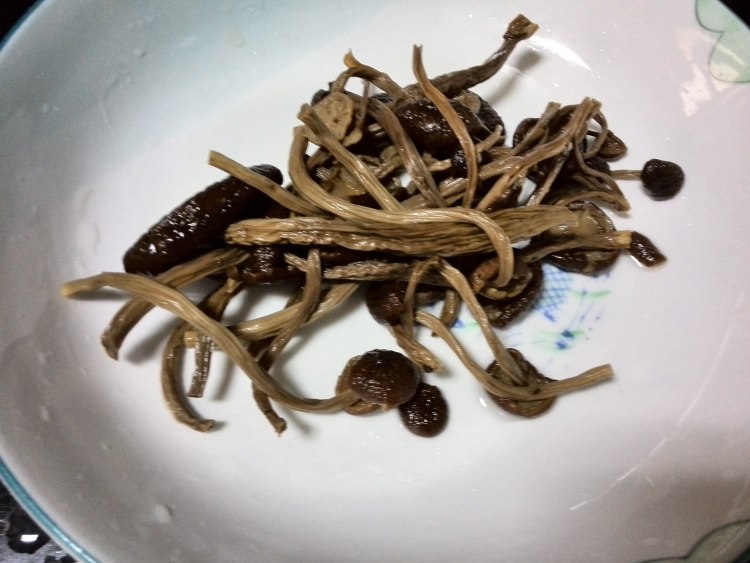 茶树菇炒腊肉丁步骤4
