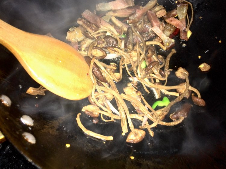 茶树菇炒腊肉丁步骤8