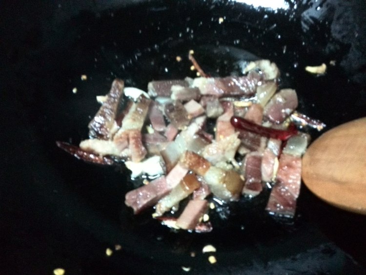 茶树菇炒腊肉丁步骤7