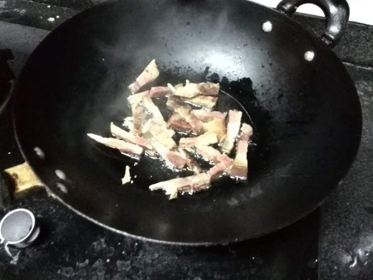 茶树菇炒腊肉丁步骤6