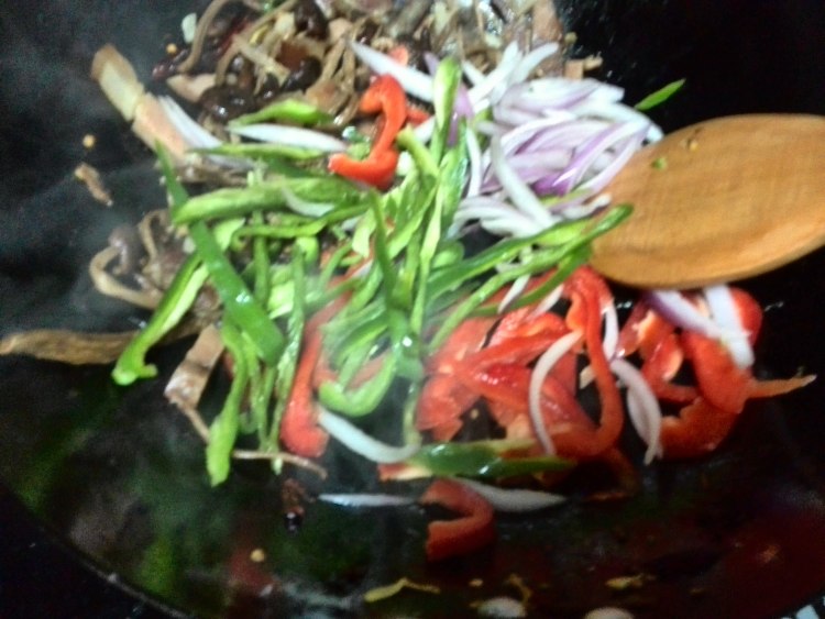 茶树菇炒腊肉丁步骤9