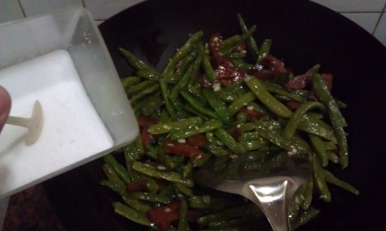 四季豆煸腊肉步骤11