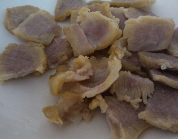 香菇腊肉炖豆腐步骤1