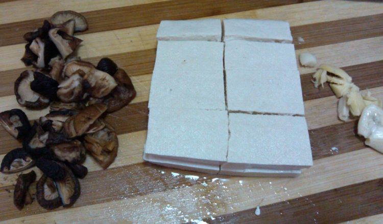 香菇腊肉炖豆腐步骤2