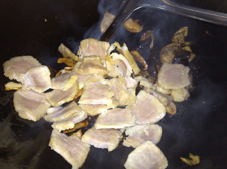 香菇腊肉炖豆腐步骤5