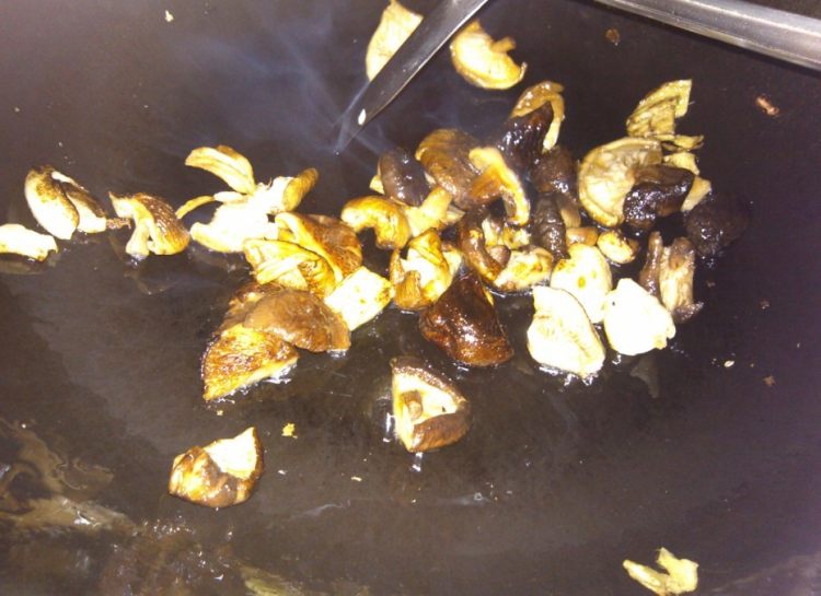 香菇腊肉炖豆腐步骤4