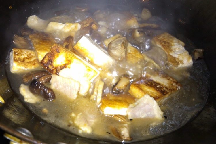 香菇腊肉炖豆腐步骤6