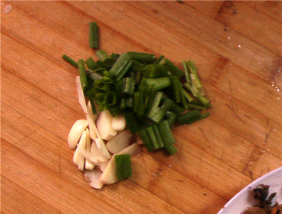 腊肉丝炒盐菜步骤3