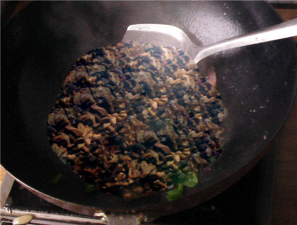 腊肉丝炒盐菜步骤8