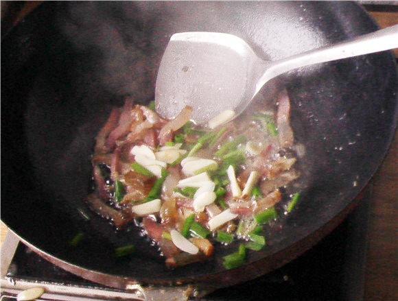 腊肉丝炒盐菜步骤7