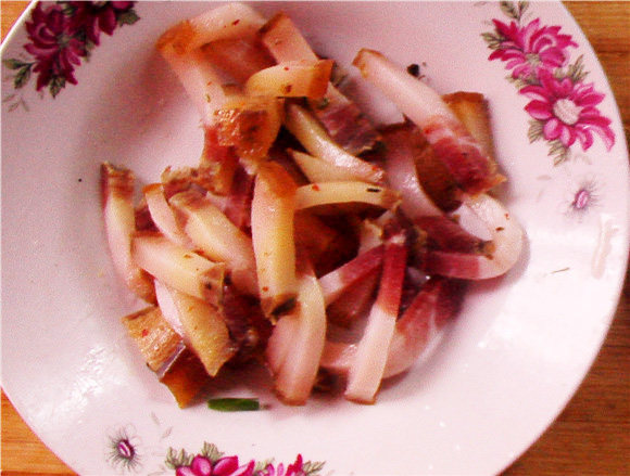 腊肉丝炒盐菜步骤5
