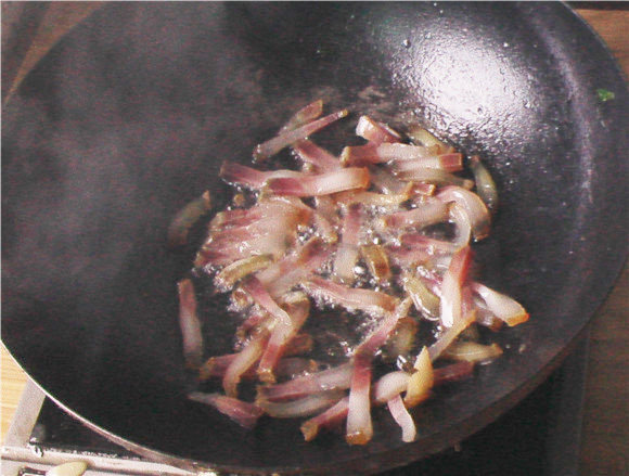 腊肉丝炒盐菜步骤6