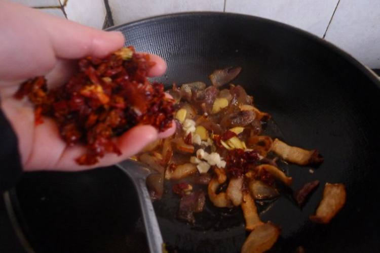 蕨菜干炒腊肉步骤4