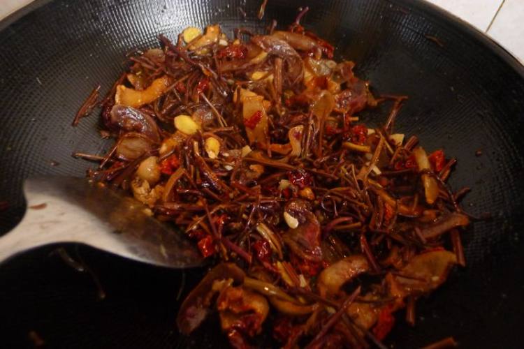 蕨菜干炒腊肉步骤5