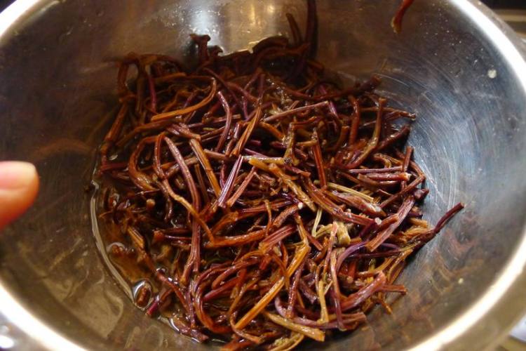 蕨菜干炒腊肉步骤2