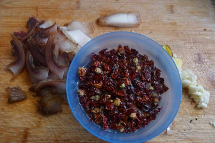 蕨菜干炒腊肉步骤1