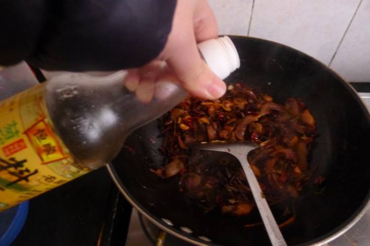 蕨菜干炒腊肉步骤8