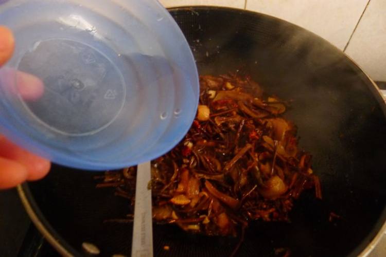 蕨菜干炒腊肉步骤6