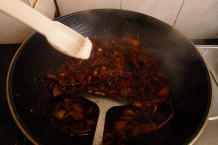 蕨菜干炒腊肉步骤9