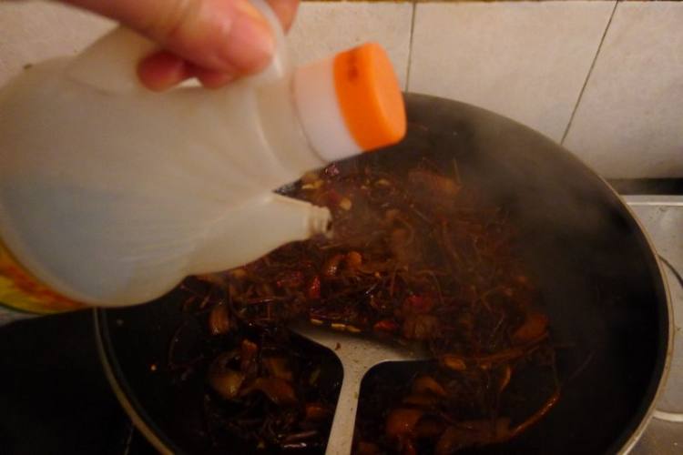 蕨菜干炒腊肉步骤7