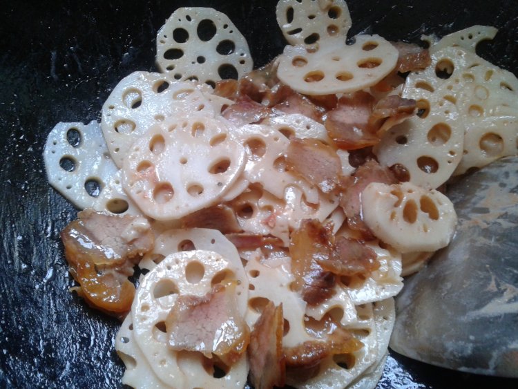 腊肉炒南乳藕片步骤9