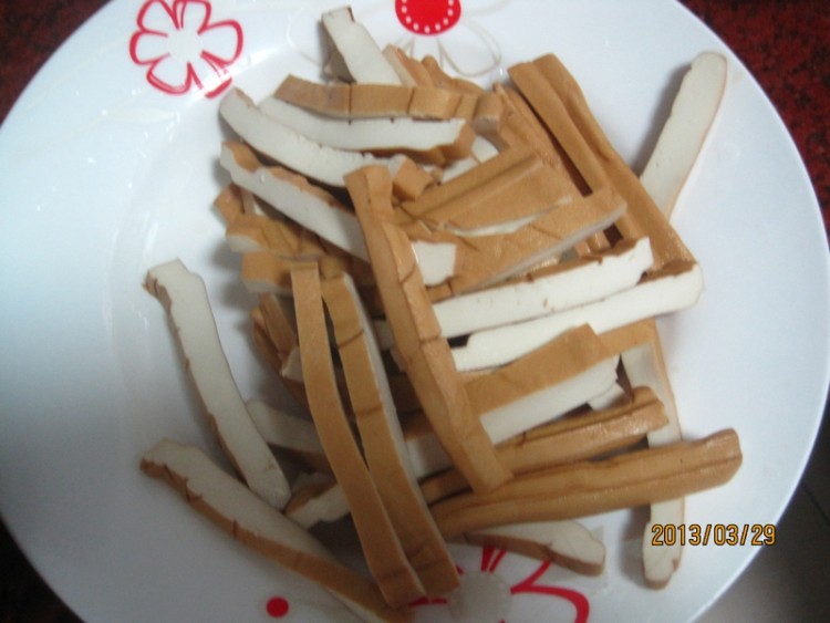 腊肉炒五香豆腐步骤1