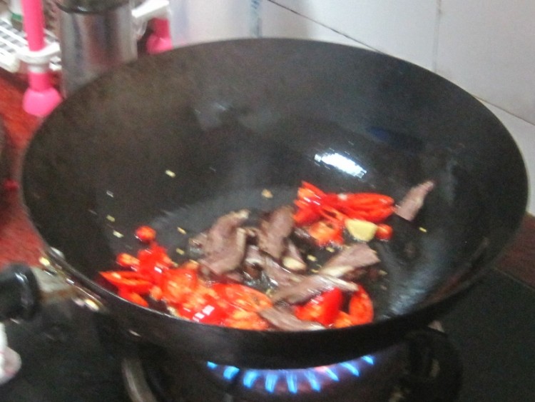 腊肉炒五香豆腐步骤4
